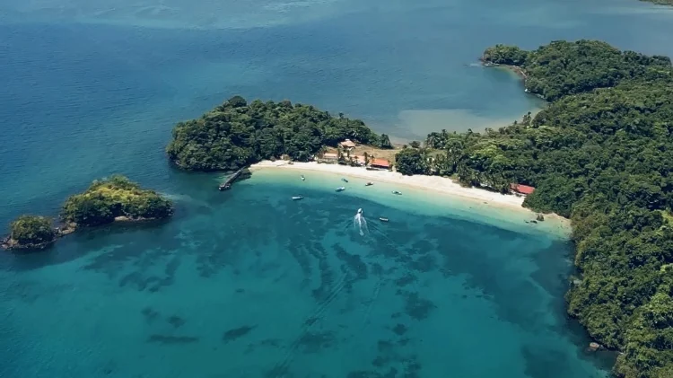 Vista aérea de la Isla de Coiba: playa, estación y aguas turquesa del Parque Nacional